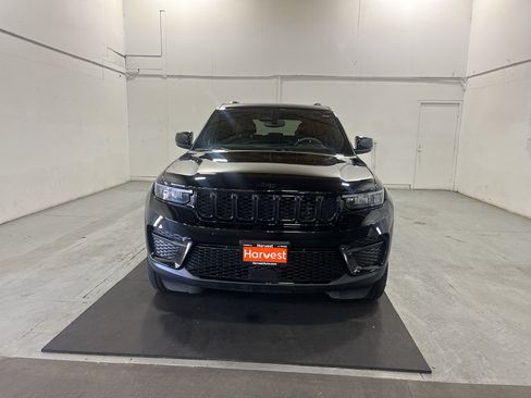Used 2023 Jeep Grand Cherokee Altitude AWD/4WD image 2