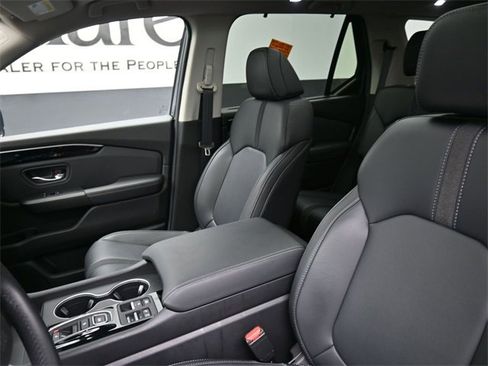 Used 2025 Honda Pilot Touring image 16