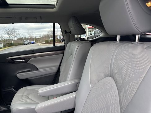 Used 2021 Toyota Highlander Platinum image 10