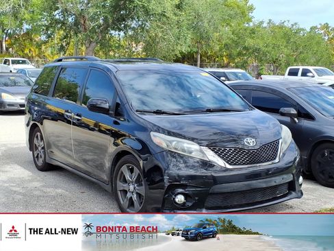 Used 2017 Toyota Sienna SE Premium FWD image 1