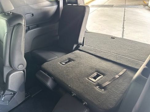Used 2025 Chevrolet Traverse LT FWD image 4