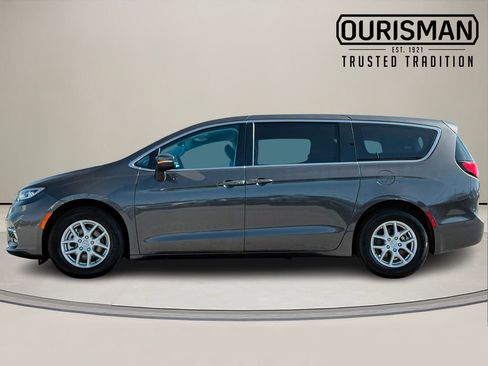 Used 2023 Chrysler Pacifica Touring-L image 3