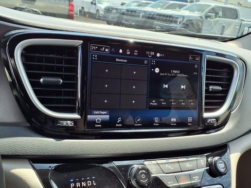 Used 2024 Chrysler Pacifica Touring-L FWD image 6