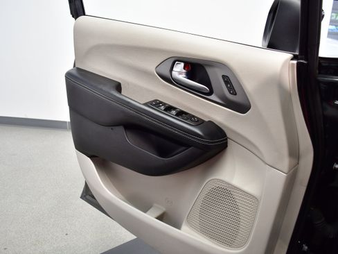 Used 2023 Chrysler Pacifica Touring-L FWD image 22