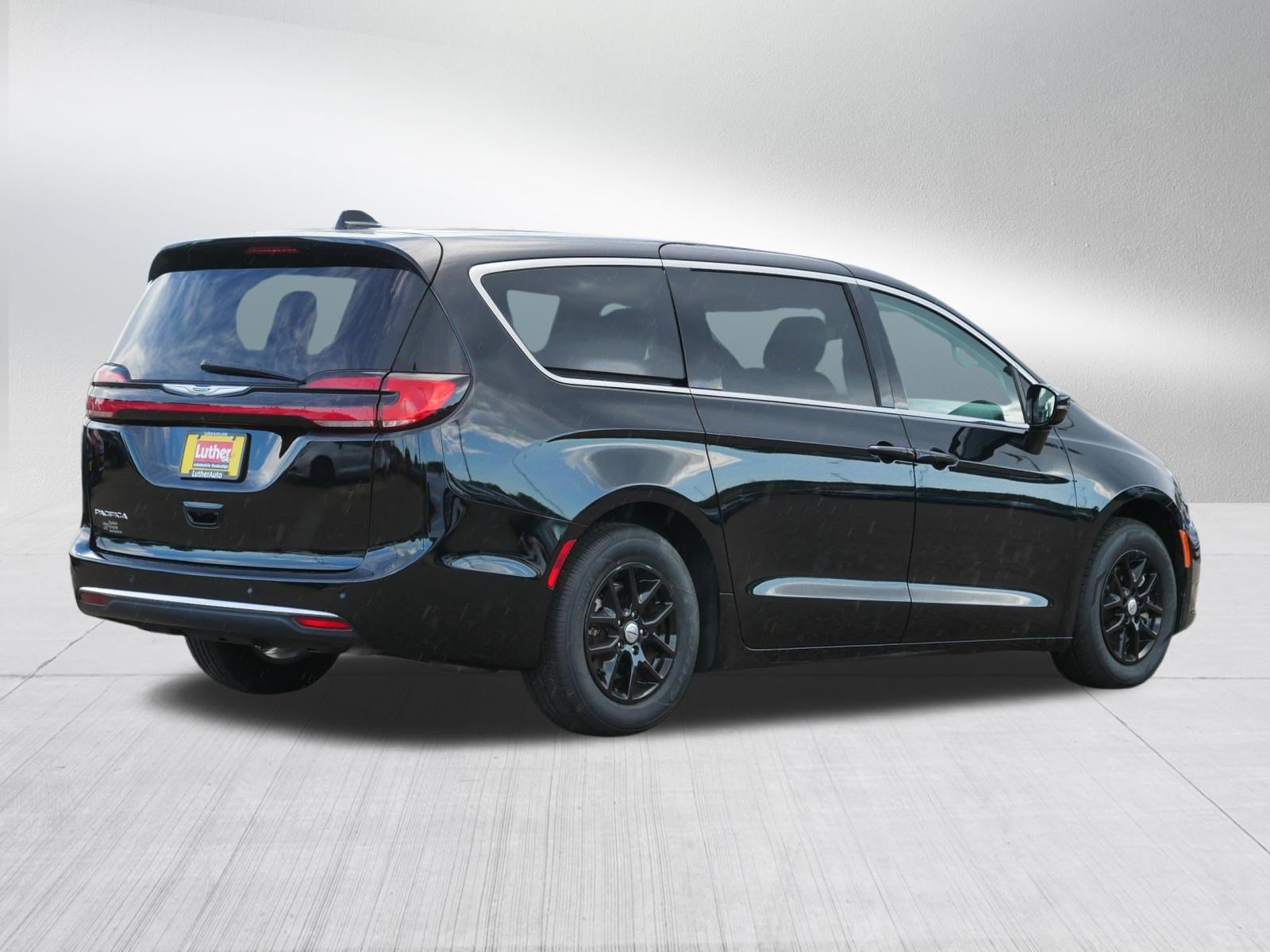 Used 2024 Chrysler Pacifica Touring-L FWD image 7