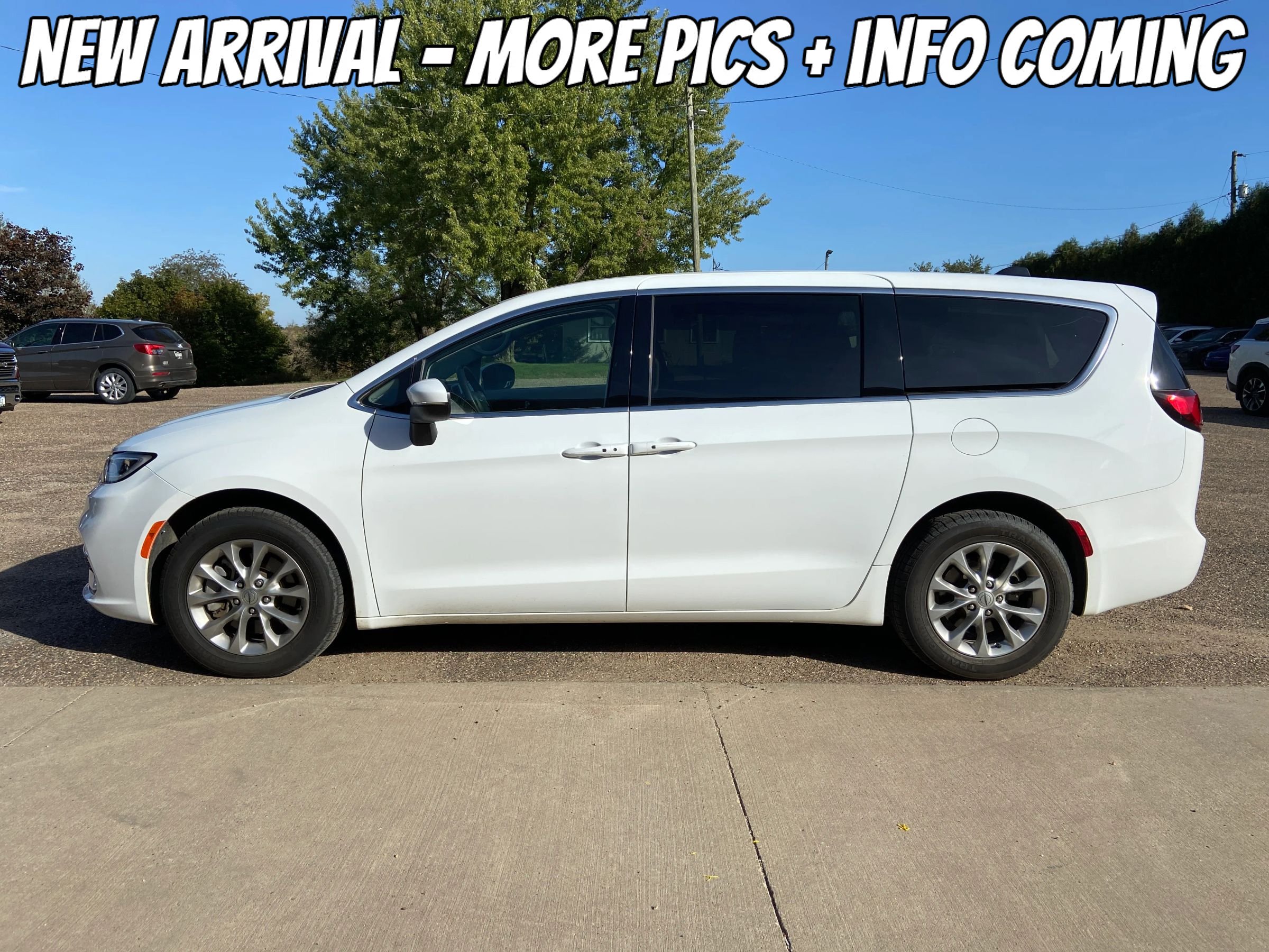 Used 2023 Chrysler Pacifica Touring-L w/ Uconnect Theater Family Group AWD/4WD image 2