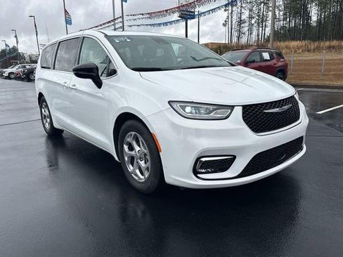 Used 2024 Chrysler Pacifica Limited image 2