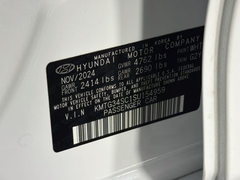 Used 2025 Genesis G70 2.5T RWD image 12