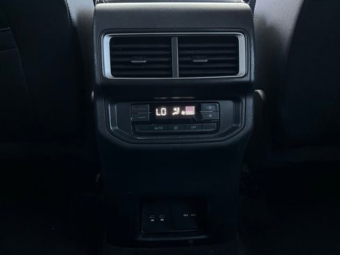 Used 2025 Volkswagen Atlas SE image 14