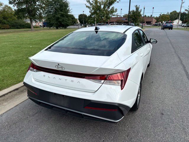 Used 2024 Hyundai Elantra SE FWD image 19