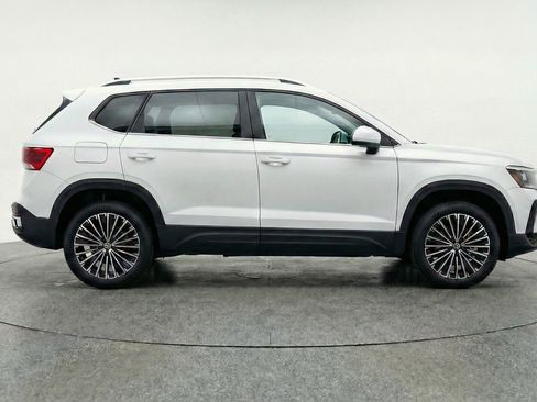 Used 2025 Volkswagen Taos SE FWD image 11