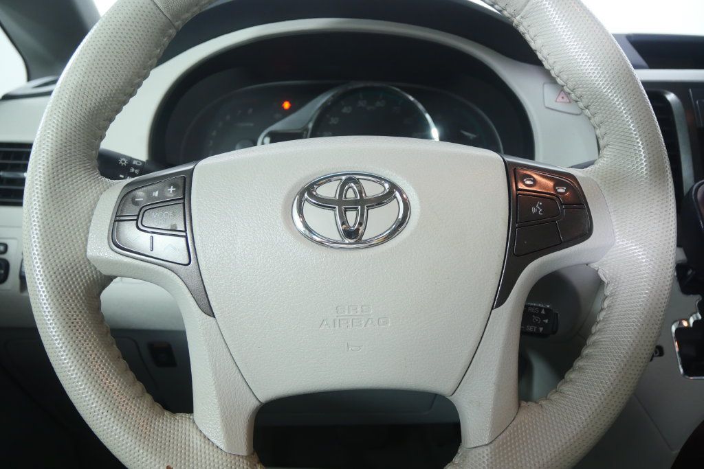Used 2013 Toyota Sienna XLE FWD image 18