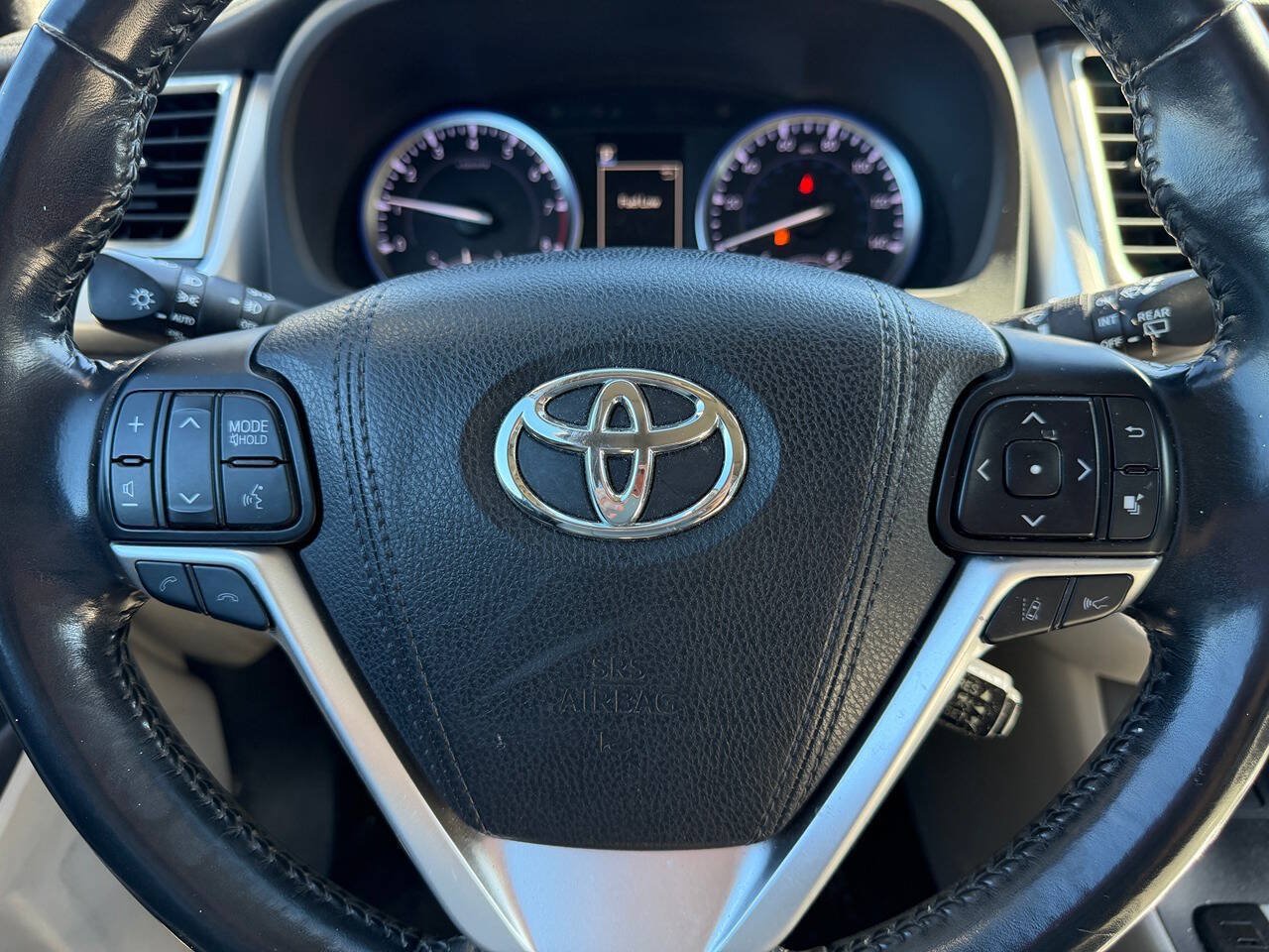 Used 2018 Toyota Highlander XLE AWD/4WD image 11