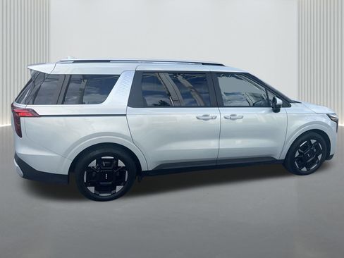 Used 2025 Kia Carnival EX image 18