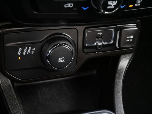 Used 2023 Jeep Renegade Latitude w/ Premium Group image 24