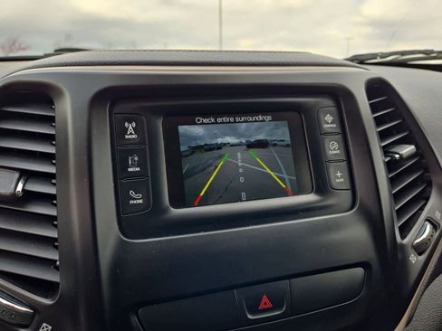 Used 2017 Jeep Cherokee Latitude image 27