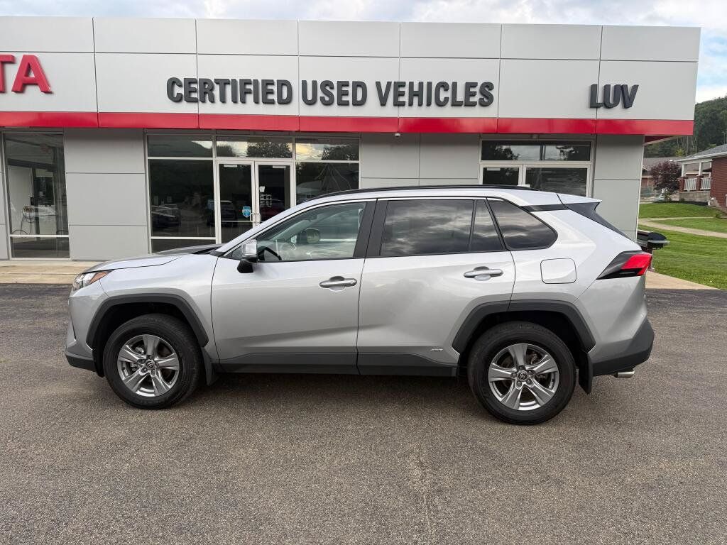 Used 2025 Toyota RAV4 XLE AWD/4WD image 2