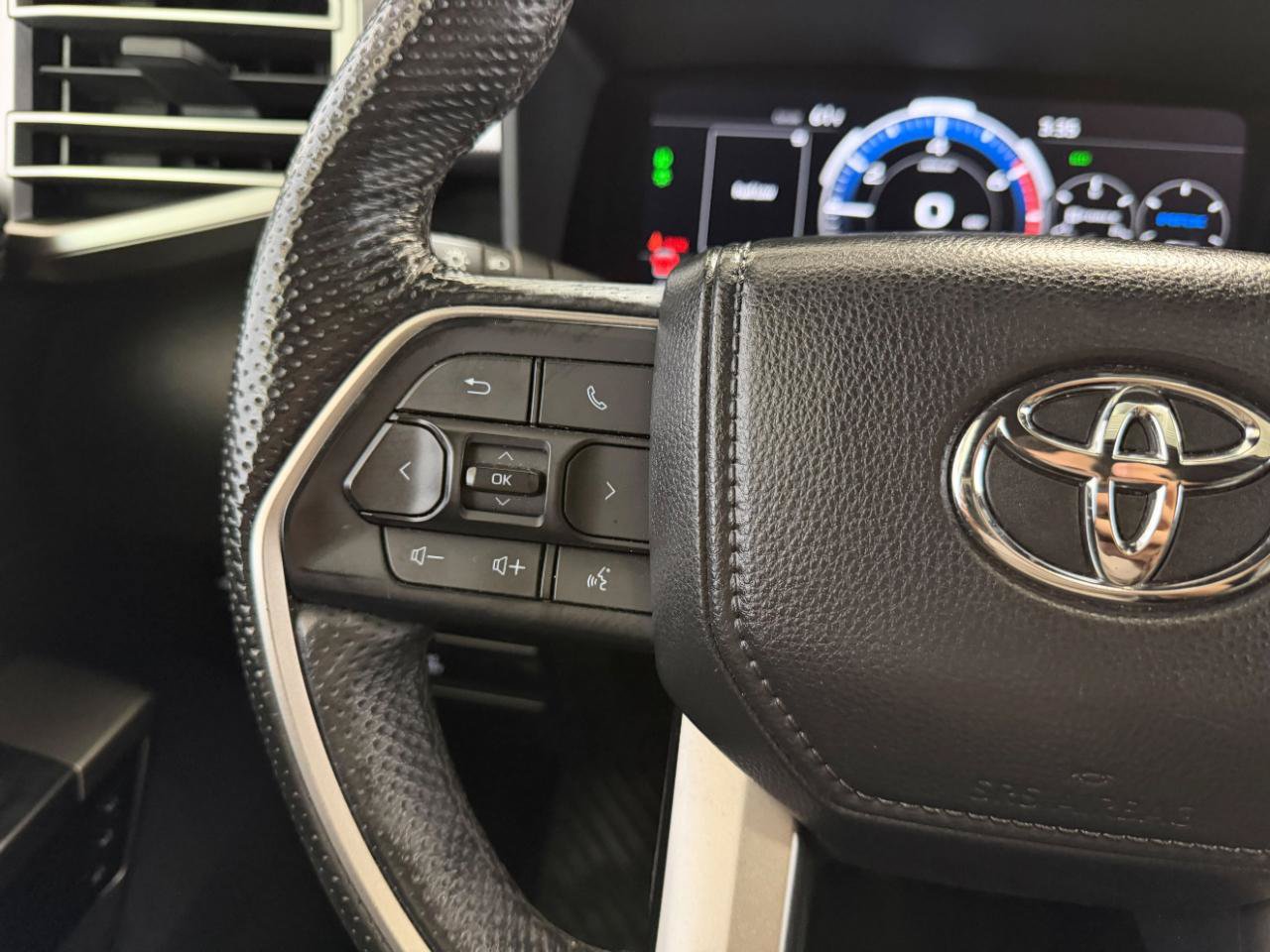 Used 2025 Toyota Sequoia Limited AWD/4WD image 32