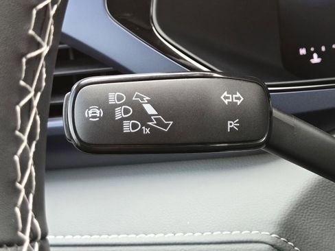 Used 2024 Volkswagen Taos SE image 19