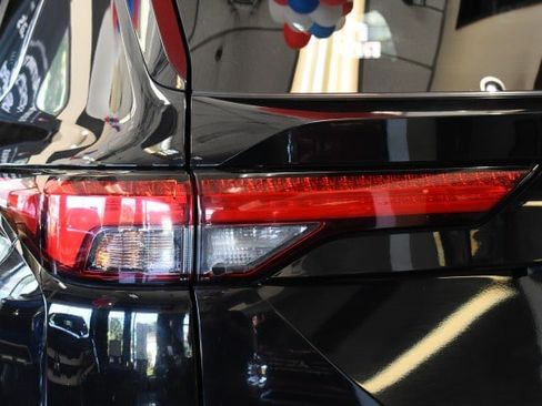 Used 2024 Mitsubishi Outlander ES AWD/4WD image 11
