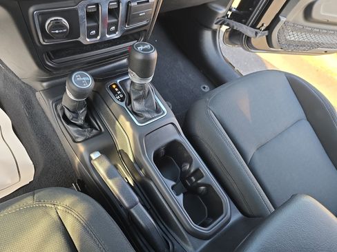 Used 2020 Jeep Wrangler Sport AWD/4WD image 22