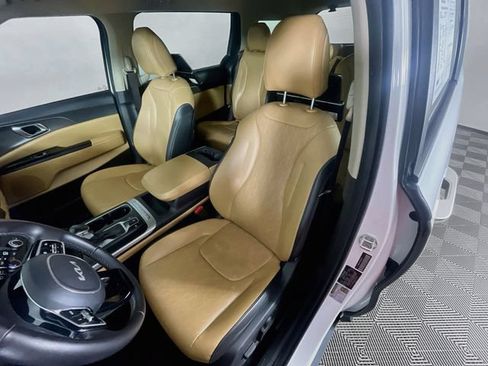 Used 2023 Kia Carnival LX FWD image 21