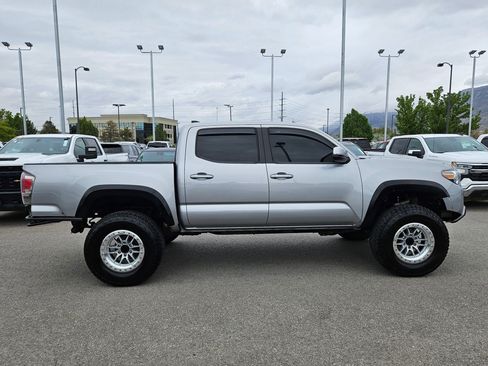 Used 2017 Toyota Tacoma TRD Sport w/ Tow Package (A/T) AWD/4WD image 2