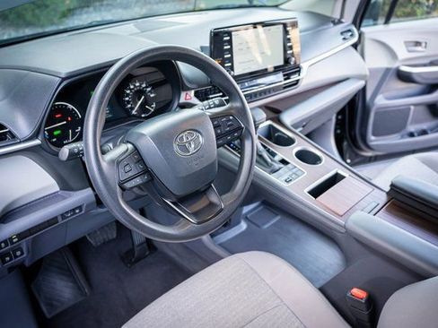 Used 2024 Toyota Sienna LE image 16