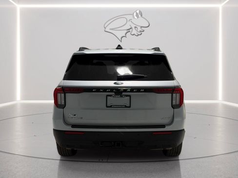 Used 2025 Ford Explorer Active AWD/4WD image 4