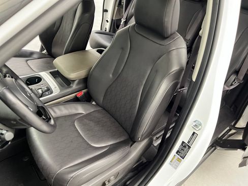 Used 2025 Kia Carnival FWD image 11