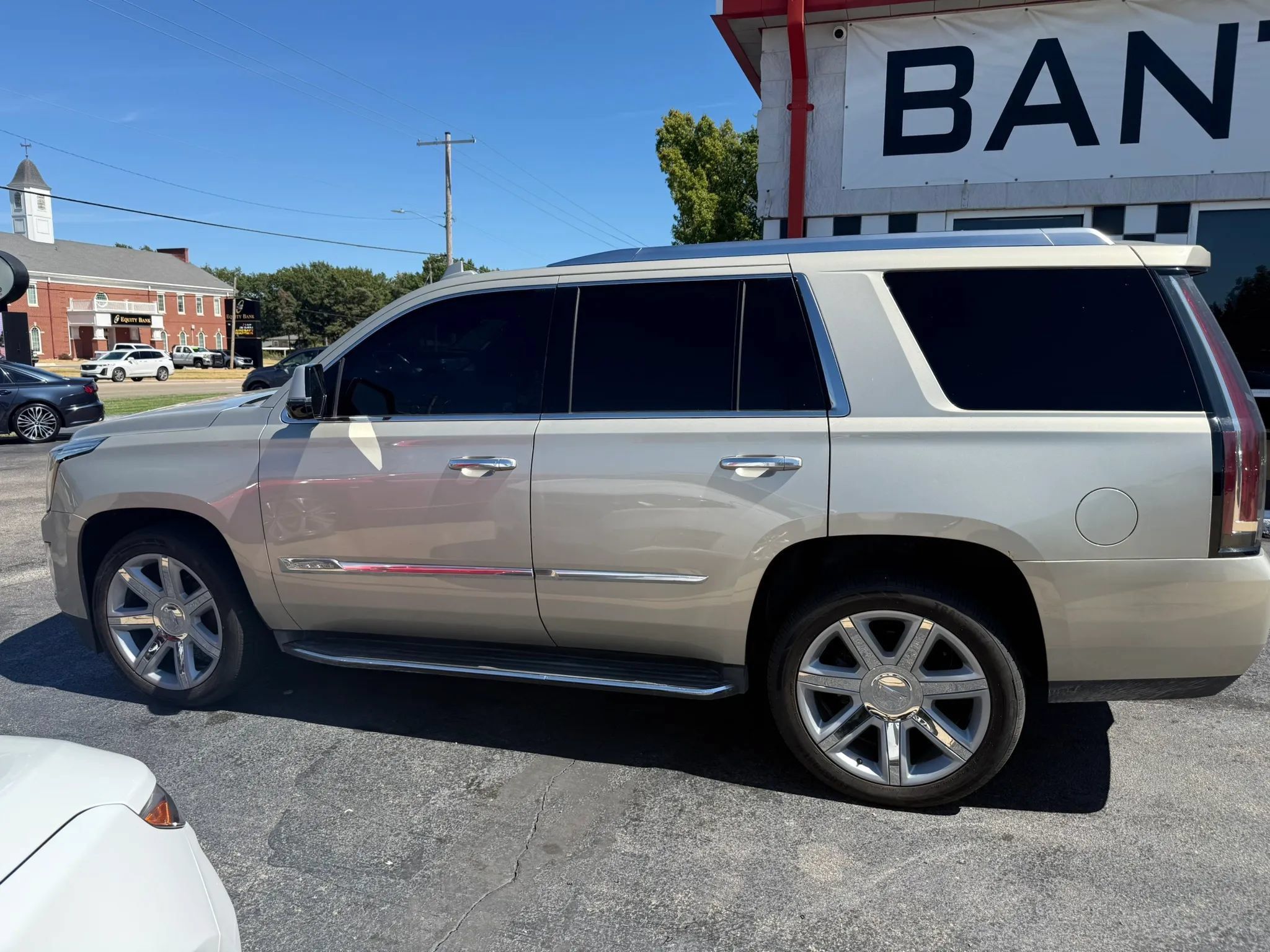 Used 2016 Cadillac Escalade Luxury AWD/4WD image 3