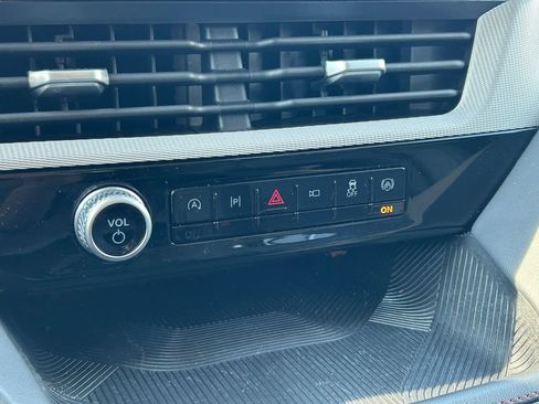 Used 2025 Ford Explorer Active w/ Active Comfort Package RWD image 29