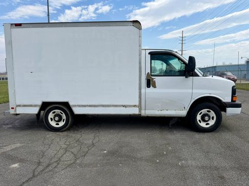 Used 2008 GMC Savana 3500 RWD image 4