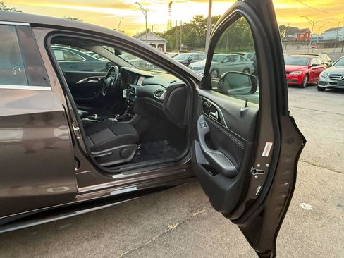 Used 2017 INFINITI QX30 FWD image 21