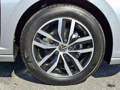 Certified 2025 Volkswagen Jetta SE FWD image 11