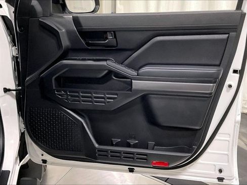 Certified 2025 Toyota Tacoma SR5 AWD/4WD image 25