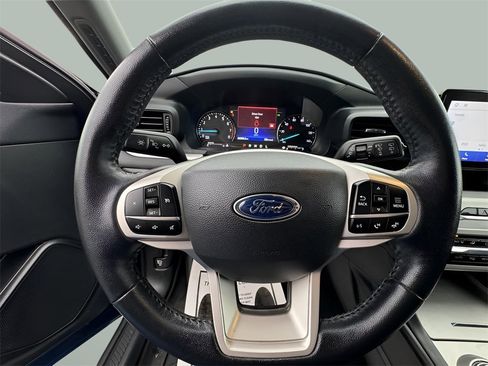 Used 2022 Ford Explorer XLT image 9