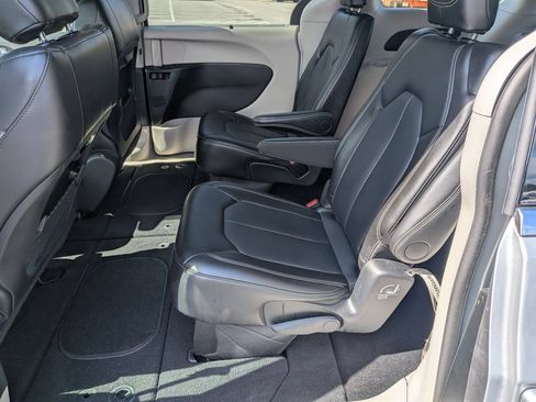 Used 2024 Chrysler Pacifica Touring-L FWD image 26