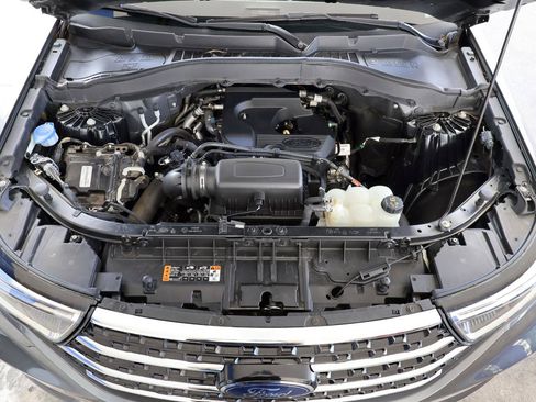 Used 2020 Ford Explorer XLT w/ Equipment Group 202A RWD image 12