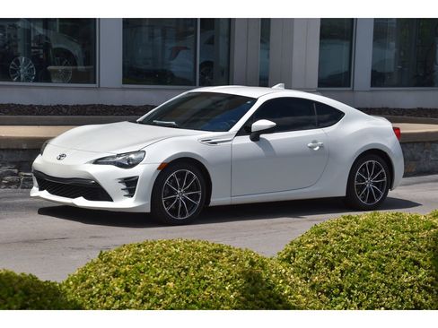 Used 2017 Toyota 86 RWD image 8