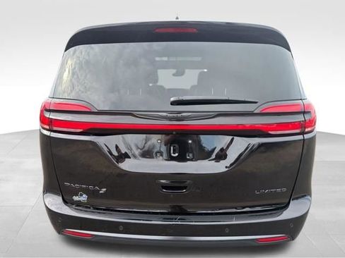 Used 2025 Chrysler Pacifica Limited image 4