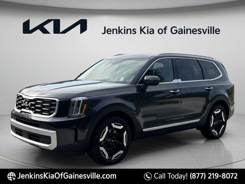 Used 2025 Kia Telluride S FWD image 3