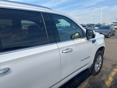 Used 2024 GMC Yukon SLT w/ SLT Premium Package AWD/4WD image 10