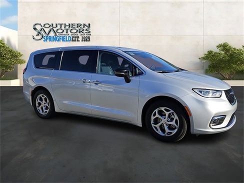 Used 2024 Chrysler Pacifica Limited image 7