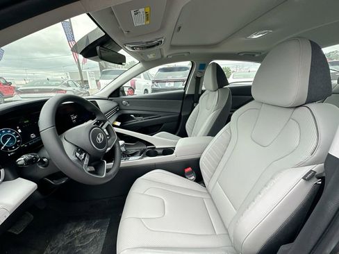 New 2025 Hyundai Elantra Limited image 36