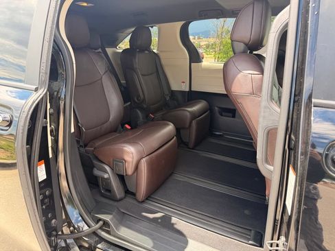 Used 2023 Toyota Sienna Platinum AWD/4WD image 32