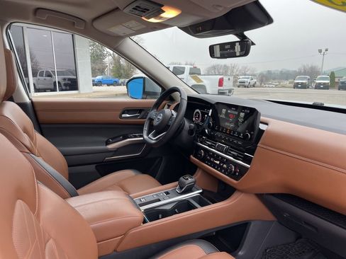 Used 2025 Nissan Pathfinder Platinum w/ Cargo Package image 30