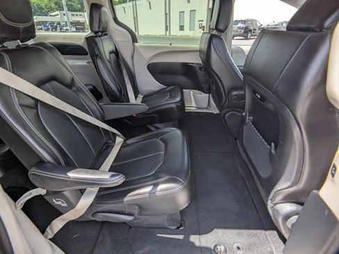 Used 2024 Chrysler Pacifica Touring-L FWD image 12
