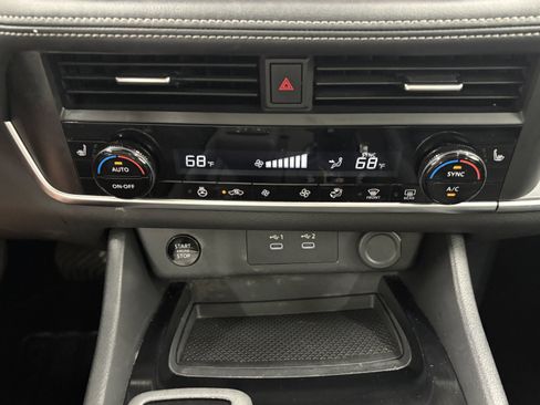 Used 2025 Nissan Rogue SV w/ SV Premium Package FWD image 17