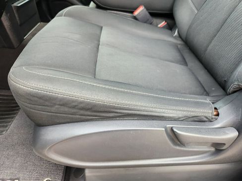 Used 2017 Nissan Titan SV image 8